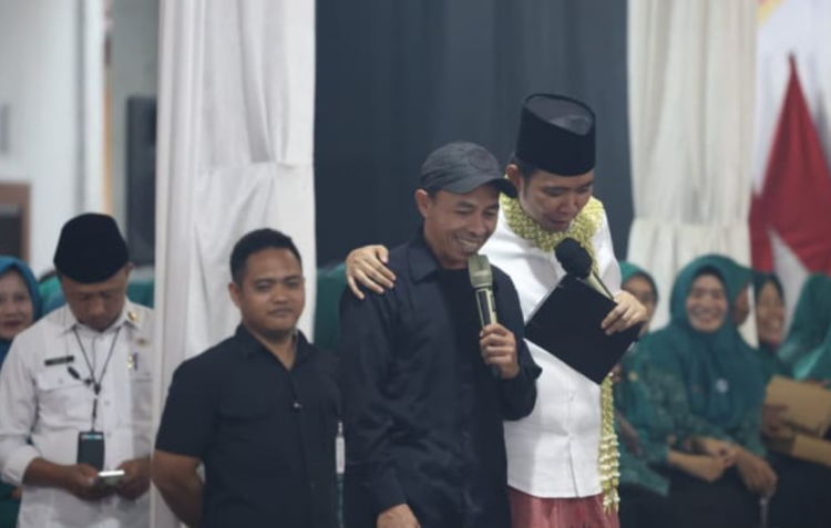 Gus Fawait mendengarkan aspirasi warga di Balai Desa Gugut, Rabu (29/7/2026). (Foto: Dok/Diskominfo Jember)