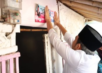 Bupati Jember memasang stiker di rumah warga miskin. (Foto: Dok/Diskominfo Jember)