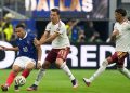 Pemain Spanyol Mikel Oyarzabal (tengah) dan Lamine Yamal (kanan) berusaha menghentikan pemain Prancis Kylian Mbappe (kiri) dalam laga semifinal Piala Dunia 2026 antara Prancis vs Spanyol di Arlington, Texas, dekat Dallas, Selasa, 14 Juli 2026 (c) AP Photo