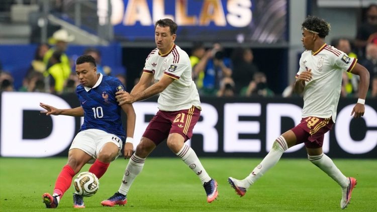 Pemain Spanyol Mikel Oyarzabal (tengah) dan Lamine Yamal (kanan) berusaha menghentikan pemain Prancis Kylian Mbappe (kiri) dalam laga semifinal Piala Dunia 2026 antara Prancis vs Spanyol di Arlington, Texas, dekat Dallas, Selasa, 14 Juli 2026 (c) AP Photo