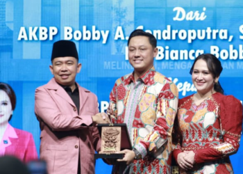 Bupati Jember memberikan cinderamata kepada Kapolres Jember, Minggu (2/8/2026). (Foto: Dok/Diskominfo Jember)