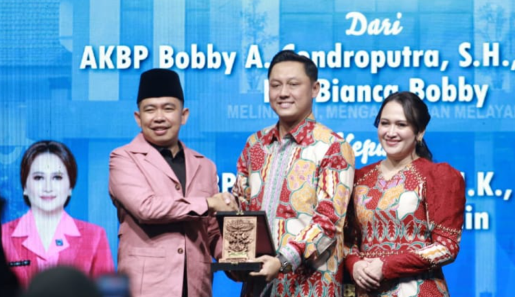 Bupati Jember memberikan cinderamata kepada Kapolres Jember, Minggu (2/8/2026). (Foto: Dok/Diskominfo Jember)