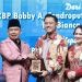 Bupati Jember memberikan cinderamata kepada Kapolres Jember, Minggu (2/8/2026). (Foto: Dok/Diskominfo Jember)