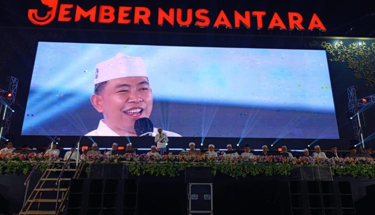Gus Fawait berpidato dalam acara Jember Bersholawat, Rabu (5/8/2026) malam. (Foto: Istimewa)
