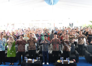 Bupati Jember foto bersama dalam acara Rebranding Dukcapil di Kantor Kecamatan Ajung, Kamis (6/8/2026). (Foto: Dok/Diskominfo Jember)
