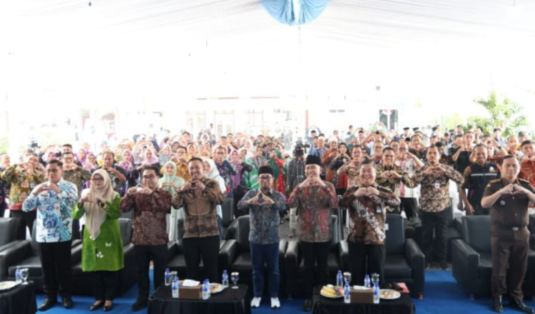 Bupati Jember foto bersama dalam acara Rebranding Dukcapil di Kantor Kecamatan Ajung, Kamis (6/8/2026). (Foto: Dok/Diskominfo Jember)