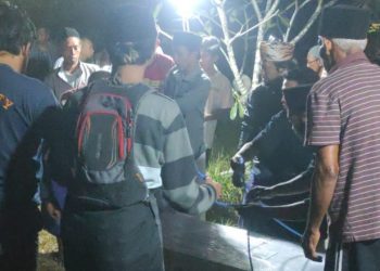 Proses pemakaman jenazah Iswandi, Minggu (7/9/2026) malam. (Foto: Teamwork)