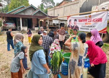 Atasi Dampak Kemarau, Rocky Candra Salurkan Bantuan Air Bersih ke Tahtul Yaman