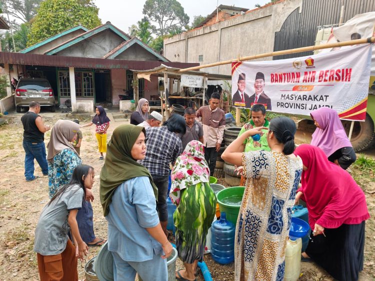 Atasi Dampak Kemarau, Rocky Candra Salurkan Bantuan Air Bersih ke Tahtul Yaman