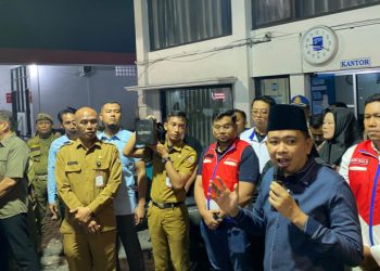 Bupati Jember, Muhammad Fawait, memberikan keterangan usai sidak salah satu SPBU, Selasa (8/9/2026) malam. (Foto: Dyah Kusuma)