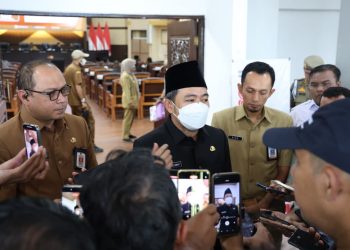 Bupati Jember, Muhammad Fawait, diwawancarai media. (Foto: Dok/Diskominfo Jember)