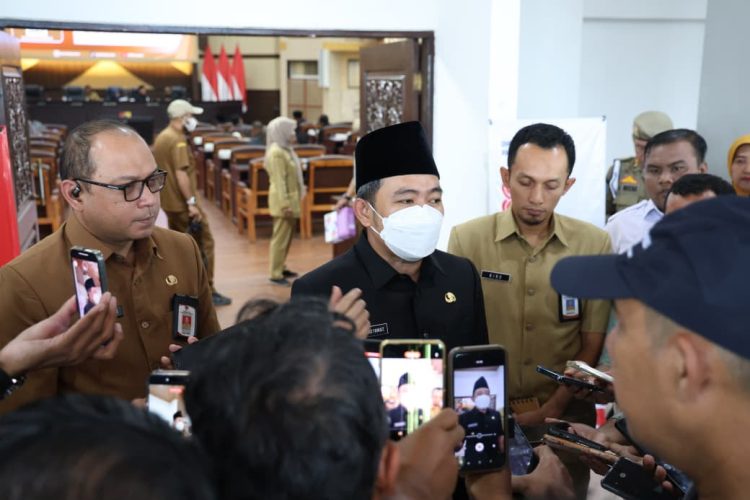 Bupati Jember, Muhammad Fawait, diwawancarai media. (Foto: Dok/Diskominfo Jember)