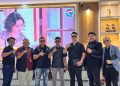 JAKARTA — LBH Makalam Justice Center melaporkan skandal dugaan tindak pidana suap dan gratifikasi dalam proses seleksi penerimaan Bintara Polri TA 2026 di lingkungan Polda Jambi ke Markas Besar Kepolisian Negara Republik Indonesia (Mabes Polri) serta Komisi III DPR RI, Jakarta.  Laporan resmi tersebut menyeret sedikitnya 24 oknum anggota Polri. Sebanyak 20 oknum polisi dilaporkan sebagai terduga pemberi suap, sementara empat oknum lainnya—termasuk mantan Karo SDM Polda Jambi, Kombes Pol HD—dilaporkan sebagai terduga penerima suap.  Selain mendatangi Mabes Polri, tim LBH Makalam Justice Center bertolak ke Gedung DPR RI, Senayan. Mereka mendesak Komisi III DPR RI agar segera menggelar Rapat Dengar Pendapat (RDP) guna mengawal proses hukum perkara ini secara transparan, akuntabel, dan tuntas.  Praktik rasuah ini disinyalir bermula dari instruksi mantan Karo SDM Polda Jambi, Kombes Pol HD, kepada Briptu MDJA. Ia diminta mendata serta mengumpulkan para calon peserta seleksi yang bersedia menyerahkan sejumlah uang imbalan demi menjamin kelulusan.  Guna menindaklanjuti arahan tersebut, Briptu MDJA mendata para pihak terduga penyuap yang terdiri dari 20 oknum anggota Polri aktif dan seorang oknum anggota DPRD Kabupaten Muaro Bungo berinisial EK.  Berdasarkan data yang dihimpun, total uang yang disetorkan para terduga pemberi suap bervariasi, mulai dari Rp150 juta hingga Rp1,6 miliar. Rincian setoran tersebut mencakup:  Ipda W: Rp1,6 Miliar  Aipda A: Rp1,5 Miliar  Brigadir MKS: Rp1,5 Miliar  Aiptu NN: Rp1,45 Miliar  Brigadir AN: Rp1 Miliar  AKP MY: Rp880 Juta  Iptu YK: Rp750 Juta  Aiptu APP: Rp750 Juta  AKP WU: Rp700 Juta  AKP DS: Rp700 Juta  Briptu AP: Rp700 Juta  Iptu AHH: Rp600 Juta  Briptu KF: Rp525 Juta  Bripda A: Rp500 Juta  Aipda KA: Rp450 Juta  Pembina E: Rp400 Juta  Aipda DK: Rp295 Juta  Aiptu DL: Rp222 Juta  Brigadir AM: Rp200 Juta  Ipda AAT: Rp150 Juta  Modus operandi yang digunakan diduga dikendalikan langsung oleh Kombes Pol HD melalui skema "Kuota Khusus Susulan" dengan mengarahkan penyetoran dana ke pihak ketiga.  Skandal ini juga disinyalir melibatkan sejumlah panitia seleksi lainnya. Di antaranya Ipda PRM yang bertugas di tahapan pemeriksaan kesehatan (Rikkes I dan II), psikologi I, dan akademik. Selain itu, Bripka RN dan Ipda EF diduga berperan pada tahapan psikologi hingga melakukan intervensi pada server sistem seleksi.