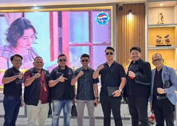 JAKARTA — LBH Makalam Justice Center melaporkan skandal dugaan tindak pidana suap dan gratifikasi dalam proses seleksi penerimaan Bintara Polri TA 2026 di lingkungan Polda Jambi ke Markas Besar Kepolisian Negara Republik Indonesia (Mabes Polri) serta Komisi III DPR RI, Jakarta.  Laporan resmi tersebut menyeret sedikitnya 24 oknum anggota Polri. Sebanyak 20 oknum polisi dilaporkan sebagai terduga pemberi suap, sementara empat oknum lainnya—termasuk mantan Karo SDM Polda Jambi, Kombes Pol HD—dilaporkan sebagai terduga penerima suap.  Selain mendatangi Mabes Polri, tim LBH Makalam Justice Center bertolak ke Gedung DPR RI, Senayan. Mereka mendesak Komisi III DPR RI agar segera menggelar Rapat Dengar Pendapat (RDP) guna mengawal proses hukum perkara ini secara transparan, akuntabel, dan tuntas.  Praktik rasuah ini disinyalir bermula dari instruksi mantan Karo SDM Polda Jambi, Kombes Pol HD, kepada Briptu MDJA. Ia diminta mendata serta mengumpulkan para calon peserta seleksi yang bersedia menyerahkan sejumlah uang imbalan demi menjamin kelulusan.  Guna menindaklanjuti arahan tersebut, Briptu MDJA mendata para pihak terduga penyuap yang terdiri dari 20 oknum anggota Polri aktif dan seorang oknum anggota DPRD Kabupaten Muaro Bungo berinisial EK.  Berdasarkan data yang dihimpun, total uang yang disetorkan para terduga pemberi suap bervariasi, mulai dari Rp150 juta hingga Rp1,6 miliar. Rincian setoran tersebut mencakup:  Ipda W: Rp1,6 Miliar  Aipda A: Rp1,5 Miliar  Brigadir MKS: Rp1,5 Miliar  Aiptu NN: Rp1,45 Miliar  Brigadir AN: Rp1 Miliar  AKP MY: Rp880 Juta  Iptu YK: Rp750 Juta  Aiptu APP: Rp750 Juta  AKP WU: Rp700 Juta  AKP DS: Rp700 Juta  Briptu AP: Rp700 Juta  Iptu AHH: Rp600 Juta  Briptu KF: Rp525 Juta  Bripda A: Rp500 Juta  Aipda KA: Rp450 Juta  Pembina E: Rp400 Juta  Aipda DK: Rp295 Juta  Aiptu DL: Rp222 Juta  Brigadir AM: Rp200 Juta  Ipda AAT: Rp150 Juta  Modus operandi yang digunakan diduga dikendalikan langsung oleh Kombes Pol HD melalui skema "Kuota Khusus Susulan" dengan mengarahkan penyetoran dana ke pihak ketiga.  Skandal ini juga disinyalir melibatkan sejumlah panitia seleksi lainnya. Di antaranya Ipda PRM yang bertugas di tahapan pemeriksaan kesehatan (Rikkes I dan II), psikologi I, dan akademik. Selain itu, Bripka RN dan Ipda EF diduga berperan pada tahapan psikologi hingga melakukan intervensi pada server sistem seleksi.