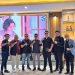 JAKARTA — LBH Makalam Justice Center melaporkan skandal dugaan tindak pidana suap dan gratifikasi dalam proses seleksi penerimaan Bintara Polri TA 2026 di lingkungan Polda Jambi ke Markas Besar Kepolisian Negara Republik Indonesia (Mabes Polri) serta Komisi III DPR RI, Jakarta.  Laporan resmi tersebut menyeret sedikitnya 24 oknum anggota Polri. Sebanyak 20 oknum polisi dilaporkan sebagai terduga pemberi suap, sementara empat oknum lainnya—termasuk mantan Karo SDM Polda Jambi, Kombes Pol HD—dilaporkan sebagai terduga penerima suap.  Selain mendatangi Mabes Polri, tim LBH Makalam Justice Center bertolak ke Gedung DPR RI, Senayan. Mereka mendesak Komisi III DPR RI agar segera menggelar Rapat Dengar Pendapat (RDP) guna mengawal proses hukum perkara ini secara transparan, akuntabel, dan tuntas.  Praktik rasuah ini disinyalir bermula dari instruksi mantan Karo SDM Polda Jambi, Kombes Pol HD, kepada Briptu MDJA. Ia diminta mendata serta mengumpulkan para calon peserta seleksi yang bersedia menyerahkan sejumlah uang imbalan demi menjamin kelulusan.  Guna menindaklanjuti arahan tersebut, Briptu MDJA mendata para pihak terduga penyuap yang terdiri dari 20 oknum anggota Polri aktif dan seorang oknum anggota DPRD Kabupaten Muaro Bungo berinisial EK.  Berdasarkan data yang dihimpun, total uang yang disetorkan para terduga pemberi suap bervariasi, mulai dari Rp150 juta hingga Rp1,6 miliar. Rincian setoran tersebut mencakup:  Ipda W: Rp1,6 Miliar  Aipda A: Rp1,5 Miliar  Brigadir MKS: Rp1,5 Miliar  Aiptu NN: Rp1,45 Miliar  Brigadir AN: Rp1 Miliar  AKP MY: Rp880 Juta  Iptu YK: Rp750 Juta  Aiptu APP: Rp750 Juta  AKP WU: Rp700 Juta  AKP DS: Rp700 Juta  Briptu AP: Rp700 Juta  Iptu AHH: Rp600 Juta  Briptu KF: Rp525 Juta  Bripda A: Rp500 Juta  Aipda KA: Rp450 Juta  Pembina E: Rp400 Juta  Aipda DK: Rp295 Juta  Aiptu DL: Rp222 Juta  Brigadir AM: Rp200 Juta  Ipda AAT: Rp150 Juta  Modus operandi yang digunakan diduga dikendalikan langsung oleh Kombes Pol HD melalui skema "Kuota Khusus Susulan" dengan mengarahkan penyetoran dana ke pihak ketiga.  Skandal ini juga disinyalir melibatkan sejumlah panitia seleksi lainnya. Di antaranya Ipda PRM yang bertugas di tahapan pemeriksaan kesehatan (Rikkes I dan II), psikologi I, dan akademik. Selain itu, Bripka RN dan Ipda EF diduga berperan pada tahapan psikologi hingga melakukan intervensi pada server sistem seleksi.