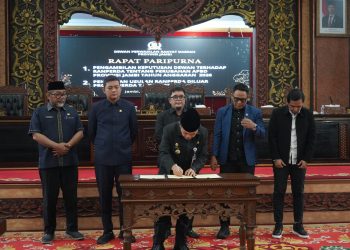 Sahkan Perubahan APBD 2026, Gubernur Al Haris Minta Perangkat Daerah Optimalkan Sisa Anggaran