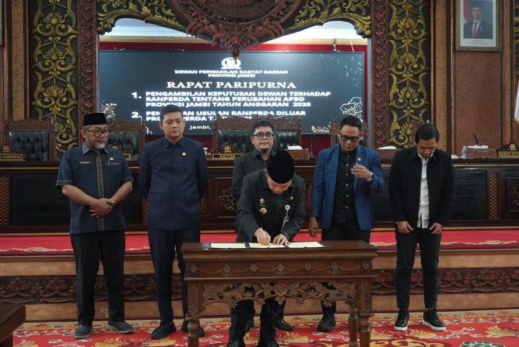 Sahkan Perubahan APBD 2026, Gubernur Al Haris Minta Perangkat Daerah Optimalkan Sisa Anggaran