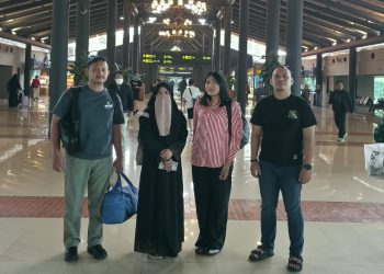 Pelaku (Tengah) hijab.